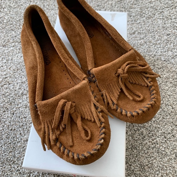 Minnetonka Kilty Dusty Brown Sz 6 - Picture 2 of 2